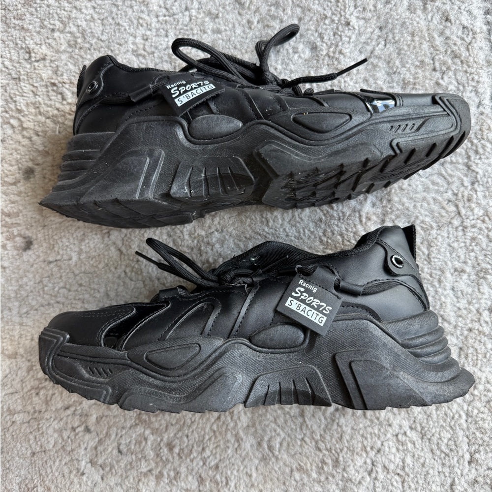 Black Sneakers It has some stains, it is an Asian size 40